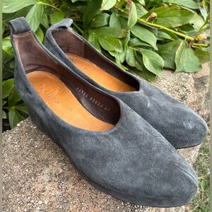 Coclico Made in Spain Grey Suede Wedge Platform Heels Size 37 US 7